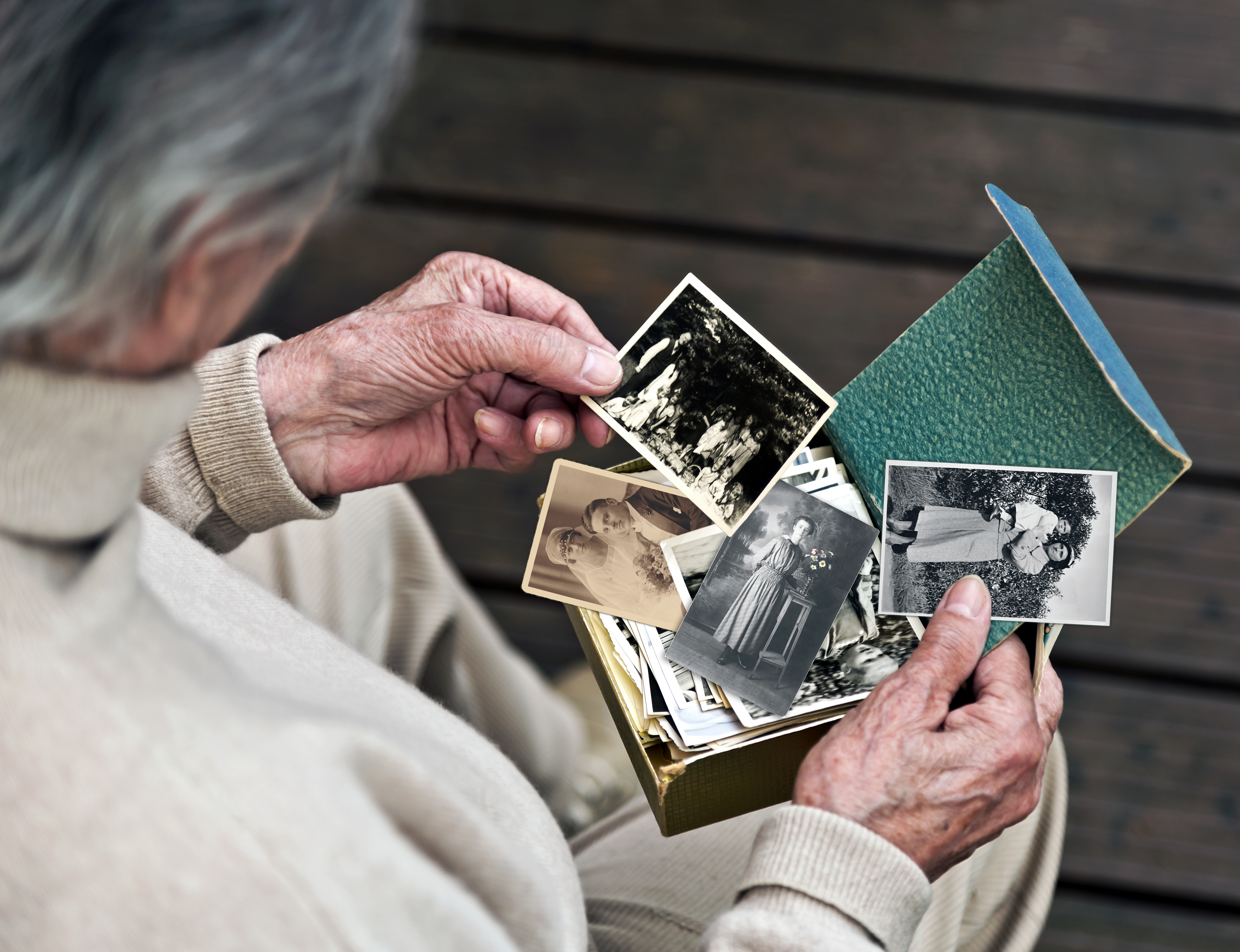 Бережно храните свои воспоминания. Старый фотоальбом в руках. Воспоминания пожилых. Рассматривает фотоальбом. Человек листает фотоальбом.